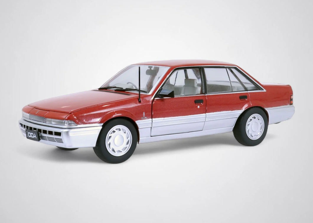 1:24 Red Silver VL Calais Holden DDA702