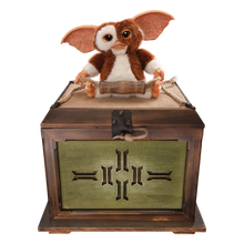 Gremlins - Replica Mogwai box and Gizmo plush