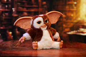 Gremlins - Replica Mogwai box and Gizmo plush