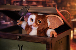 Gremlins - Replica Mogwai box and Gizmo plush